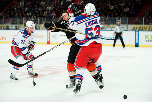 Brandon McMIllan, Anaheim Ducks, stöter på motstånd i