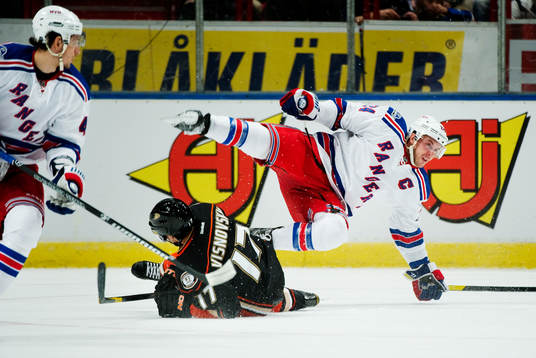 I en närkamp med Lubomir Visnovsky, Anaheim Ducks, flyger