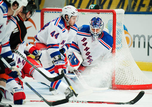 Henrik Lundqvist, målvakt, får hjälp av Steve Eminger,