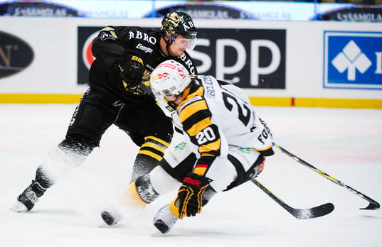 Johannes Salmonsson, AIK, tar sig förbi Erik Forssell,