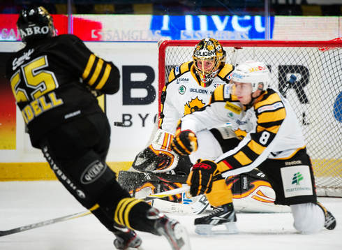 Linus Videll, AIK, skjuter mot Joacim Eriksson, målvakt,