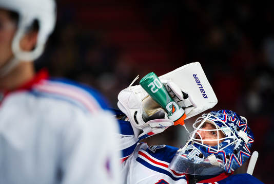 Henrik Lundqvist, målvakt, dricker vatten