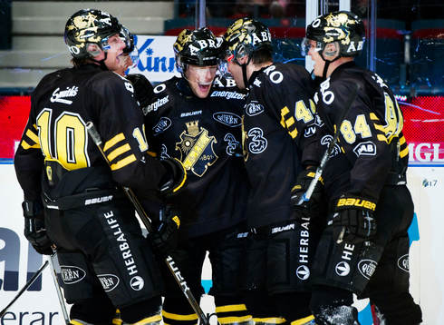Robert Rosén, AIK, i mitten, gratuleras till sitt 1-0-mål