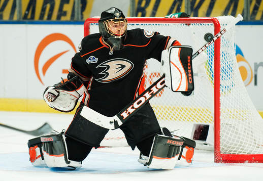 Jonas Hiller, målvakt, Anaheim Ducks, räddar ett skott