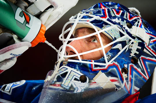 Henrik Lundqvist, målvakt, New York Rangers, dricker vatten