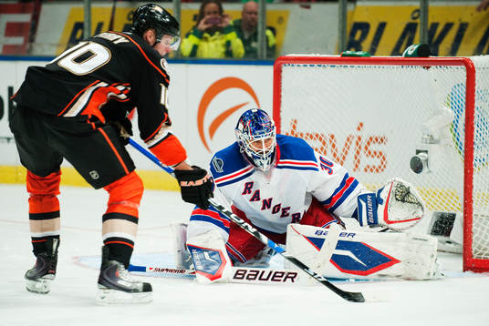 Corey Perry, Anaheim Ducks, skjuter en straff mot Henrik