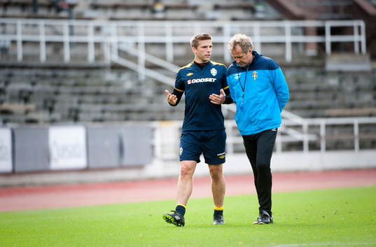 Anders Svensson och Erik Hamrén, förbundskapten diskuterar