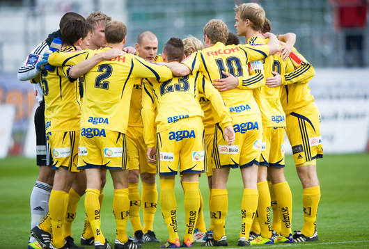 Ängelholm snart i allsvenskan, här samlade runt lagkapten