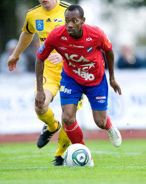 Här rycker Onyekachi Amuneke, Öster, redan