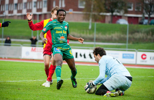 Gabriel Bulut, målvakt Valsta Syrianska plockar bollen