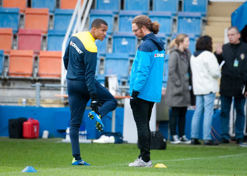 Martin Olsson visar att han har ont och lämnar träningen