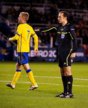 Cüneyt Cakir, domare, dömer straff till Sverige som