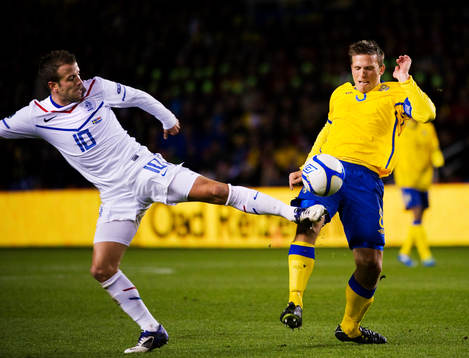 Rafael van der Vaart, Holland, kämpar om bollen med Anders
