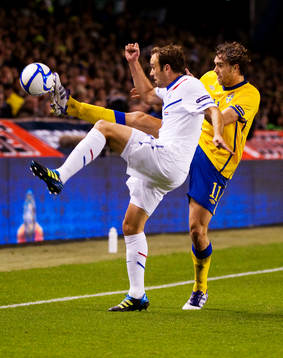 Joris Mathijsen, Holland, utmanas av Johan Elmander, Sverige