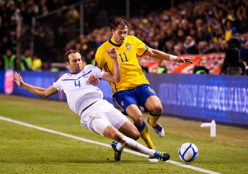 Joris Mathijsen, Holland, tacklar Johan Elmander, Sverige