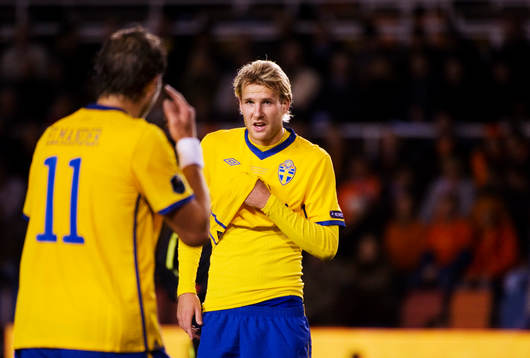 Johan Elmander pratar med Ola Toivonen, Sverige