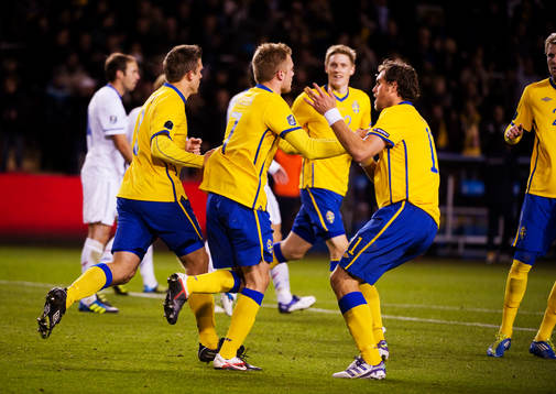 Sebastian Larsson, Sverige, gratuleras till sitt 2-2-mål.
