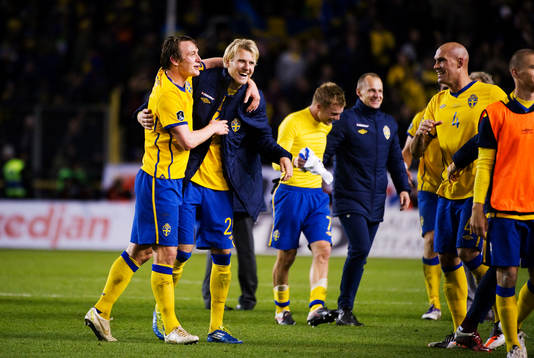 Kim Källström och Ola Toivonen, Sverige, kramar om
