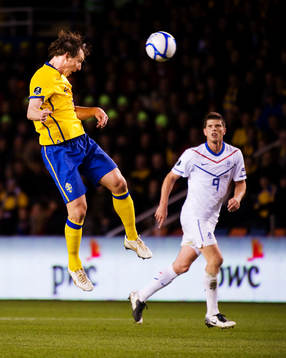 Kim Källström, Sverige, nickar bollen