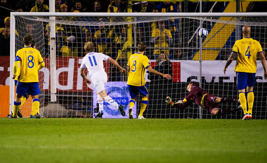 Dirk Kuyt, Holland, nickar in 1-2