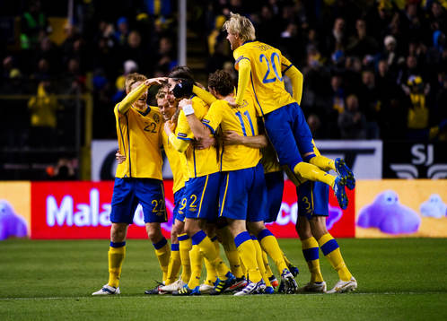 Kim Källström, Sverige, gratuleras till sitt 1-0-mål.