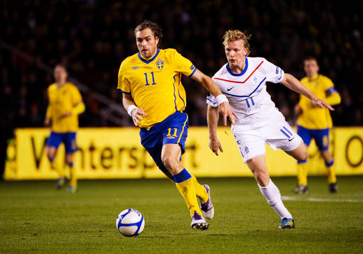 Johan Elmander, Sverige, tar sig förbi Dirk Kuyt, Holland