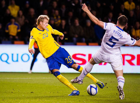 Ola Toivonen, Sverige, utmanas av Erik Pieters, Holland