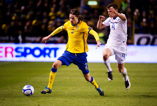 Mikael Lustig, Sverige, och Klaas Jan Huntelaar, Holland