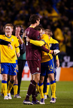 Tobias Hysén kramar om Andreas Isaksson, målvakt, Sverige