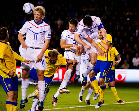 Olof Mellberg och Johan Elmander, Sverige, oroar framför