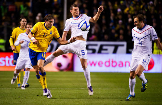 Johan Elmander, Sverige, i kamp om bollen med Erik Pieters,