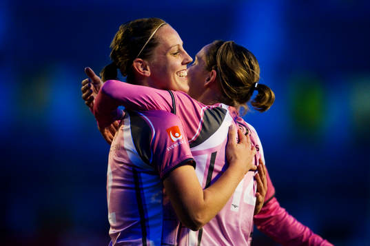 Emma Wilhelmsson kramas om av Manon Melis, LdB Malmö