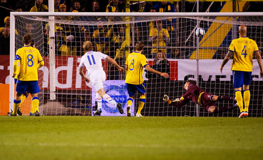 Dirk Kuyt, Holland, nickar in 1-2