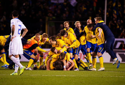 Sverige är klart för EM. Spelarna slänger sig över