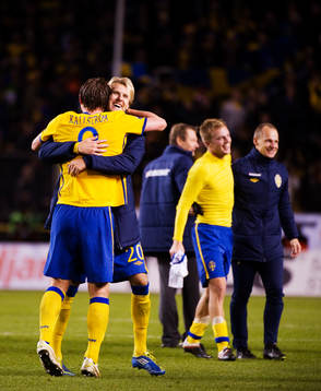 Kim Källström och Ola Toivonen, Sverige, kramar om