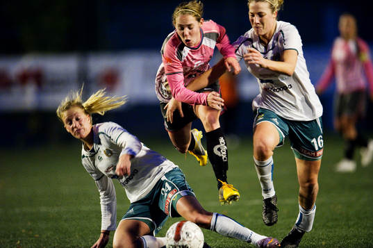Kelly Eagan och Becky Edwards, Hammarby, försöker stoppa