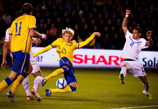 Ola Toivonen, Sverige, missar ett jätteläge framför