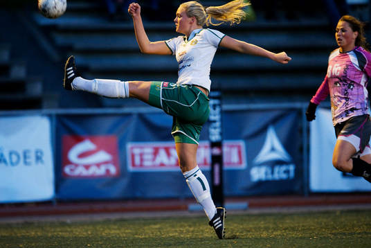 Magdalena Ericsson, Hammarby, rensar undan bollen