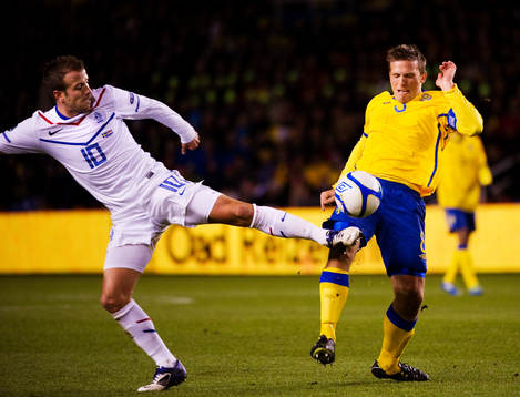 Rafael van der Vaart, Holland, kämpar om bollen med Anders