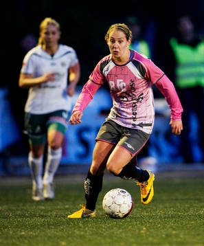 Manon Melis, LdB Malmö, kontrollerar bollen