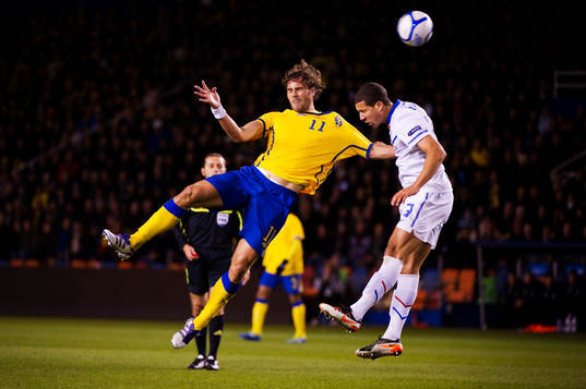 Johan Elmander, Sverige, dras i tröjan av Jeffrey Bruma,