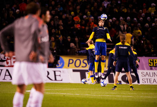 Johan Elmander, Sverige, nickar bollen