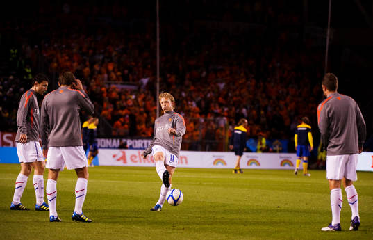 Dirk Kuyt, Holland, passar bollen