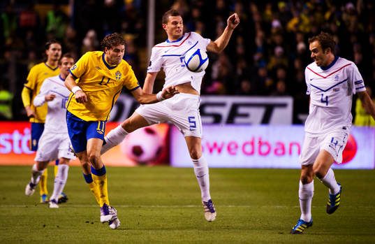 Johan Elmander, Sverige, i kamp om bollen med Erik Pieters,