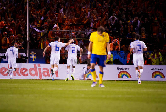 Samtidigt som Klaas Jan Huntelaar, Holland, jublar, deppar