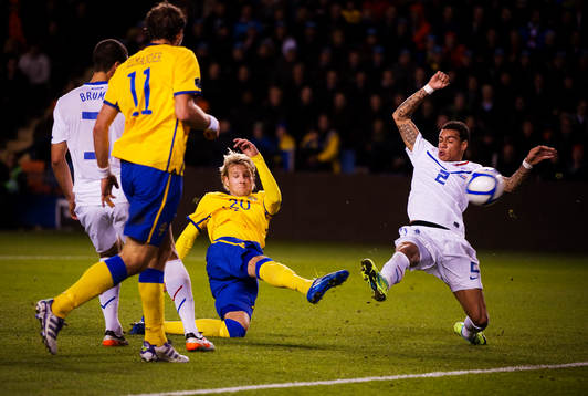 Ola Toivonen, Sverige, missar ett jätteläge framför