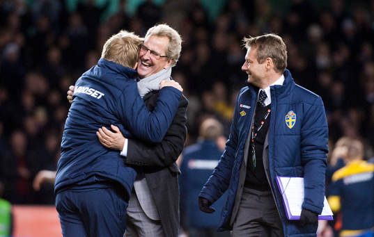 Erik Hamrén, förbundskapten får ett glädjefnatt
