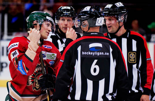 Mathis Olimb, Frölunda, pratar med domarna. Domare,