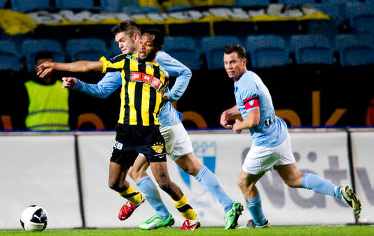 Rene Makondele, Häcken, dras i tröjan av Ivo Pekalski,