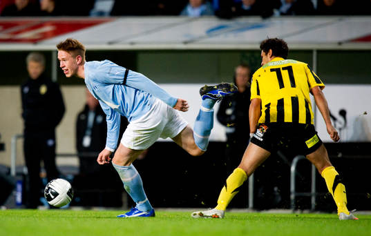 Pontus Jansson, Malmö FF, går förbi Andres Vasquez,